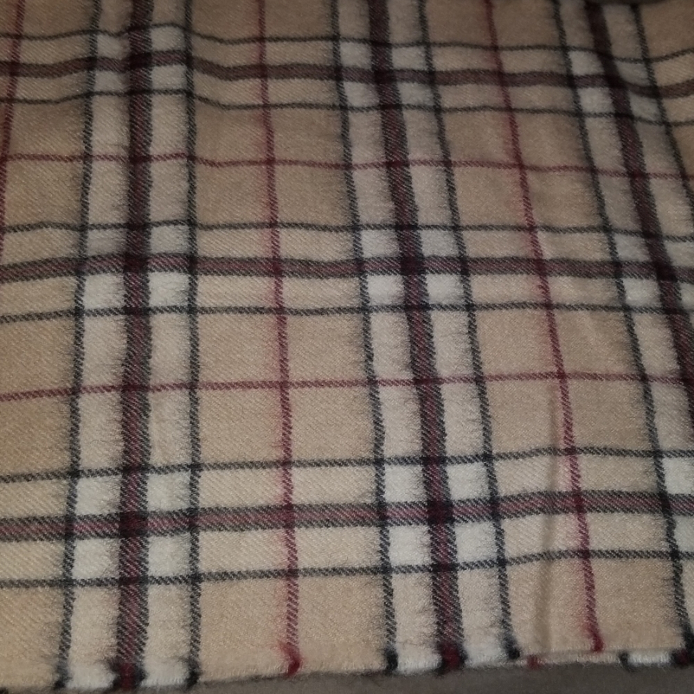 Lanart plaided warm scarf.